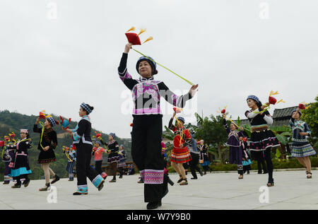 --FILE--chinois de la Tonologie des préfixes de groupe ethnique portant des costumes traditionnels de célébrer une fête folklorique dans le comté de Wangmo, Qianxinan autonome Buyei et Miao Banque D'Images