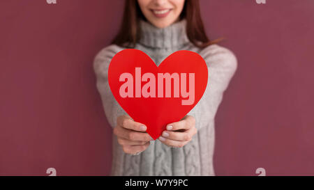 Portrait of caucasian girl holding carte en forme de coeur Banque D'Images