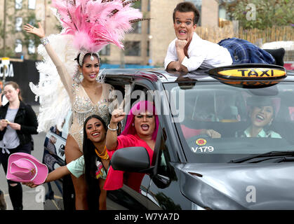 La dame Les Garçons de Bangkok fourrer dans un taxi d'Édimbourg comme ils recueillent des fonds pour un organisme de bienfaisance pour enfants. Pour chaque dame garçon qui tire dans le noir de la cabine, businessman Jamie Bowes fera un don de £10 à la charité. Cette année, ils célèbrent leur 21e année sur l'Edinburgh Fringe. Banque D'Images