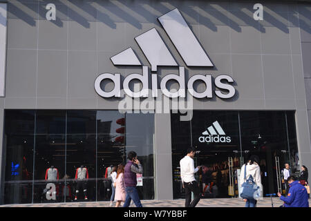 --FILE--piétons passent devant un magasin d'adidas dans la ville de Shenzhen, province du Guangdong en Chine du Sud, 12 février 2017. La Chine est en train de devenir un 'un populaire Banque D'Images