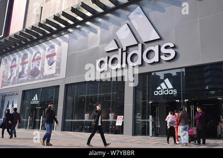 --FILE--piétons passent devant un magasin d'adidas dans la ville de Shenzhen, province du Guangdong en Chine du Sud, 12 février 2017. La Chine est en train de devenir un 'un populaire Banque D'Images