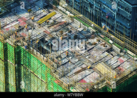 --FILE--travailleurs migrants chinois de construire une tour d'habitation sur le site de construction d'un projet immobilier résidentiel dans la région de Wuhan, cen Banque D'Images