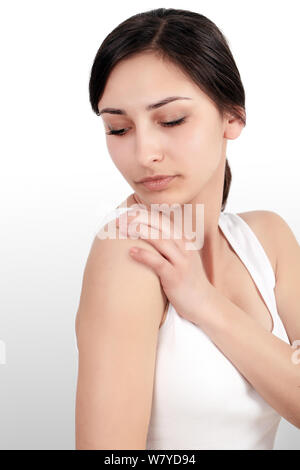 Douleur dans le cou. Portrait de belle jeune femme souffrant de douleurs du corps. Belle femme se sentir fatigué, épuisé, a souligné, tenant la main sur Banque D'Images