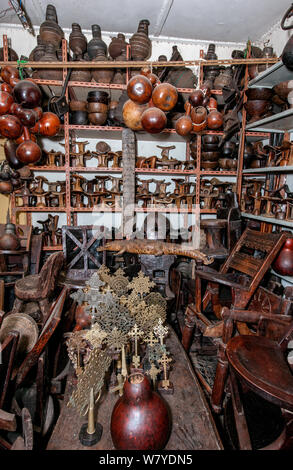 Intérieur d'une boutique toursit à Addis-Abeba avec divers éléments tels que les croix copte, appuie-tête, les gourdes bouteilles, chaises en bois, un crocodile en peluche et diverses sculptures en bois, qui prétend être le vendeur de meubles anciens. Addis Abeba, Ethiopie. Février 2009 Banque D'Images