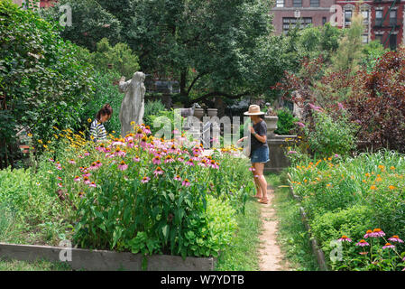 Elizabeth Street New York, vue en été de la rue Elizabeth Garden - une communauté d'espaces verts dans le centre-ville de Manhattan, Nolita, New York City, USA Banque D'Images