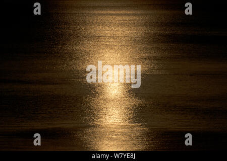 Coucher du Soleil reflété sur la surface de la mer par une journée calme, Île d'Eubée, Grèce. Juillet 2014. Banque D'Images