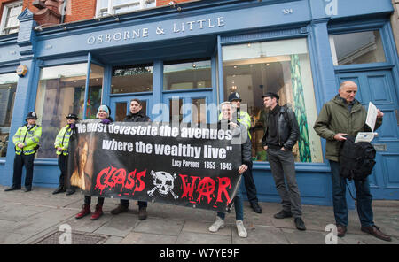 Osborne & Little, 304 King's Road, Londres, Royaume-Uni. 25 novembre, 2015. Un petit rassemblement de membres du groupe de protestation anti-capitaliste guerre attem Classe Banque D'Images