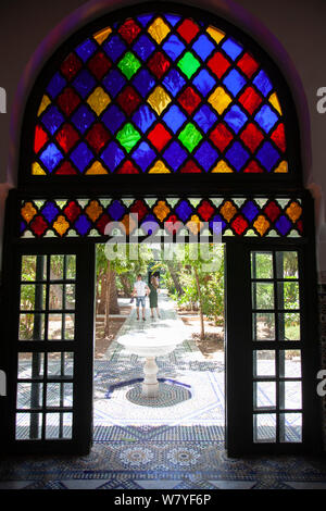 Palais Bahia jardin portes en verre teinté à Marrakech, Medina - Maroc Banque D'Images