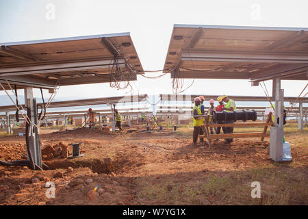 L'installation de panneaux dans l'un des techniciens de l'Afrique de l&# 39;s plus grandes fermes solaires, district de Rwamagana, au Rwanda. Juillet2014. Banque D'Images