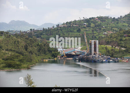 La plante du biogaz Kivuwatt en construction. L'usine sera d'éliminer le méthane provenant des eaux du lac Kivu et la puissance trois genrators de produire 26MW d'électricité. Kibuye, Rwanda, novembre 2014. Banque D'Images