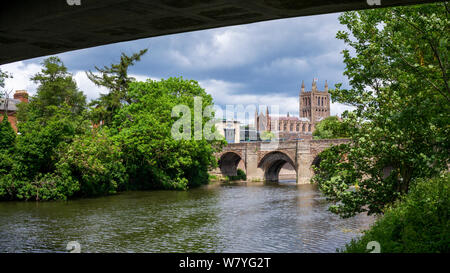 Le 15e siècle pont sur la rivière Wye, et la cathédrale de Hereford, vu de dessous le pont de Greyfriars plus moderne, Hereford, Herefordshire, UK Banque D'Images