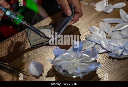 (190807) -- d'HOTEL PARTICULIER, 7 août 2019 (Xinhua) -- Zhang Hua fait un patchwork de plumes dans son atelier dans le comté d'Hotel Particulier, préfecture autonome Hani-Yi de Honghe, sud-ouest de la province chinoise du Yunnan, 7 août 2019. Né à Longpeng Canton d'Hotel Particulier, Comté de Yi Zhang Hua, groupe ethnique, s'intéresse à la broderie Yi à partir d'un très jeune âge et a commencé à apprendre ce patchwork plume depuis 2009. En 2016, Zhang Hua fonde un studio pour aider les femmes apprennent la broderie et art plumes pour libre. Puis avec l'appui du gouvernement local, elle a organisé une coopérative spécialisée art plume à boos Banque D'Images