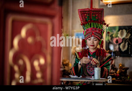 (190807) -- d'HOTEL PARTICULIER, 7 août 2019 (Xinhua) -- Zhang Hua fait un patchwork de plumes dans son atelier dans le comté d'Hotel Particulier, préfecture autonome Hani-Yi de Honghe, sud-ouest de la province chinoise du Yunnan, 7 août 2019. Né à Longpeng Canton d'Hotel Particulier, Comté de Yi Zhang Hua, groupe ethnique, s'intéresse à la broderie Yi à partir d'un très jeune âge et a commencé à apprendre ce patchwork plume depuis 2009. En 2016, Zhang Hua fonde un studio pour aider les femmes apprennent la broderie et art plumes pour libre. Puis avec l'appui du gouvernement local, elle a organisé une coopérative spécialisée art plume à boos Banque D'Images