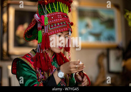 (190807) -- d'HOTEL PARTICULIER, 7 août 2019 (Xinhua) -- Zhang Hua fait un patchwork de plumes dans son atelier dans le comté d'Hotel Particulier, préfecture autonome Hani-Yi de Honghe, sud-ouest de la province chinoise du Yunnan, 7 août 2019. Né à Longpeng Canton d'Hotel Particulier, Comté de Yi Zhang Hua, groupe ethnique, s'intéresse à la broderie Yi à partir d'un très jeune âge et a commencé à apprendre ce patchwork plume depuis 2009. En 2016, Zhang Hua fonde un studio pour aider les femmes apprennent la broderie et art plumes pour libre. Puis avec l'appui du gouvernement local, elle a organisé une coopérative spécialisée art plume à boos Banque D'Images