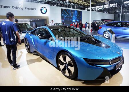 --FILE--un visiteur regarde une BMW i8 sur le stand de BMW lors d'une auto show à Shanghai, Chine, le 29 septembre 2016. BMW a déclaré qu'il prévoit quelque 40 n Banque D'Images