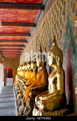 Des statues de Bouddhas d'or (dans l'appel de la terre à témoin) de la posture d'affilée, Wat Arun, Bangkok. La Thaïlande, septembre 2014. Banque D'Images