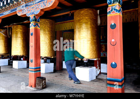 La rotation d'un homme à prières au National Memorial Chorten à Thimphu. Ce chorten de style tibétain a été construit en 1974 comme un mémorial à la troisième roi Jigme Dorji Wangchuck. Le Bhoutan, octobre 2014. Banque D'Images