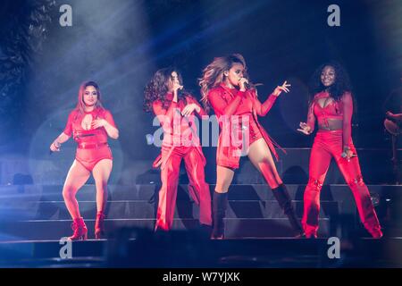 Les membres du groupe American girl cinquième harmonie effectuer lors d'un concert dans la ville de Shenzhen, au sud du Guangdong provonce, 29 mars 2017. Banque D'Images