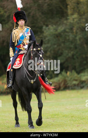 Son Altesse Royale le Prince Edward reviews l'honorable compagnie d'artillerie, la deuxième plus ancienne organisation militaire dans le monde, au Guards Polo Club, Smith, pelouse à Windsor Great Park, Royaume-Uni. Banque D'Images