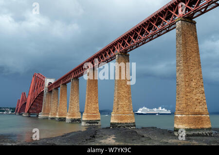 Le Statendam Holland America Nieuw un paquebot de croisière amarré dans le Firth of Forth à South Queensferry avec l'emblématique Forth Rail Bridge au premier plan. Banque D'Images