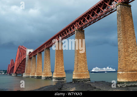 Le Statendam Holland America Nieuw un paquebot de croisière amarré dans le Firth of Forth à South Queensferry avec l'emblématique Forth Rail Bridge au premier plan. Banque D'Images