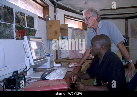 Iain Douglas-Hamilton et Gilbert à Sabinga à la base de données de suivi des SIG à enregistrer l'administration centrale de l'éléphant, au Kenya. Parution du modèle Banque D'Images