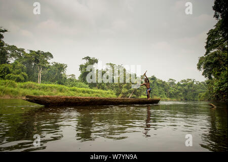 Pêcheur sur la rivière, Parc National de la Salonga, République démocratique du Congo. Septembre 2009. Banque D'Images