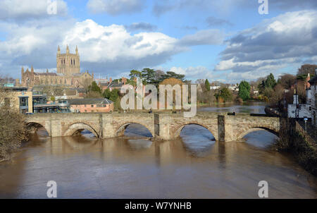 La rivière Wye en crue, la Vieille Cathédrale et pont Wye, Angleterre, février 2014. Banque D'Images