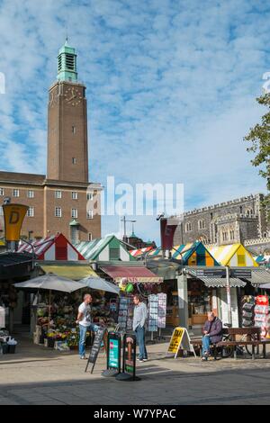 Voir les étals du marché de Norwich montrant le County Hall, Norfolk, Angleterre. Novembre 2014. Banque D'Images