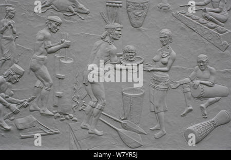 Musée extérieur mural à Pontianak montrant des scènes de la vie quotidienne des dayak. , L'ouest de Kalimantan, la partie indonésienne de Bornéo. Juillet 2010 Banque D'Images