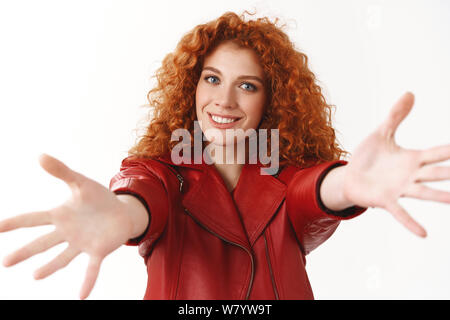 Belle fille veut des caresses. Jolie rousse amie curly hairstyle mains étirement câlins caméra anciennes se rapprocher embrassant ami préféré comfor Banque D'Images