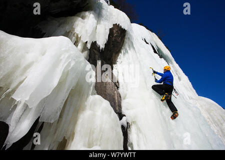 Grimpeur sur glace sur la glace, falaise, Hallingdal en Norvège, en mars 2005. Banque D'Images