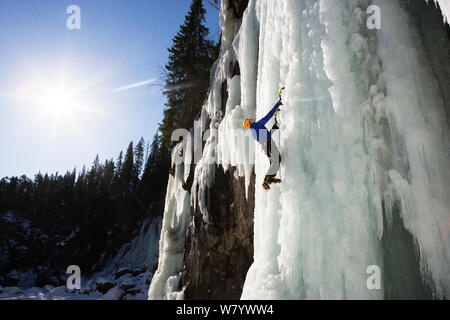 Grimpeur sur glace sur la glace, falaise, Hallingdal en Norvège, en mars 2005. Banque D'Images