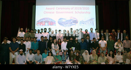 Islamabad, Pakistan. 7e août 2019. Des étudiants pakistanais posent pour une photo de groupe lors d'une cérémonie de remise de bourses à l'ambassade de Chine à Islamabad, capitale du Pakistan, le 7 août 2019. Un total de 62 étudiants pakistanais a obtenu des bourses d'entièrement financé par le gouvernement chinois d'étudier dans différentes universités chinoises de haut rang dans leurs études supérieures, maîtrise et doctorat programmes. Credit : Ahmad Kamal/Xinhua/Alamy Live News Banque D'Images