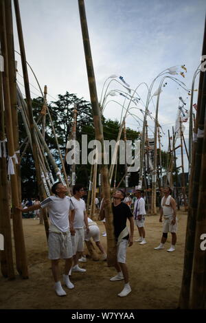 SHIMONOSEKI, JAPON - 07 août : Participants essaient d'exercer auprès de l'Suhoutei Iminomiya au Festival annuel de culte le 7 août 2019 à Chofu, Kofu, préfecture de Yamaguchi, Japon. Le festival date du 2e siècle, les gens se rassemblent chaque année dans le sanctuaire de composé pour marcher autour d'un géant de pierre avec bambou très haut labrums attachés à leur corps tout en jouant à travers les sons des Gongs et tambours taiko. Iminomiya Jinja accueille ce festival unique en Suhoutei Festival qui a été désigné par la préfecture de Yamaguchi comme biens culturels intangibles. Credit : AFLO Co.,Ltd/Alamy Live News Banque D'Images