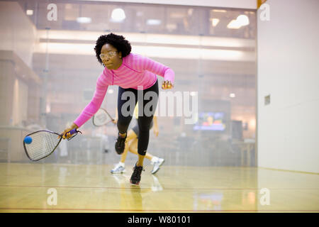 Deux femmes jouer racquetball ensemble. Banque D'Images