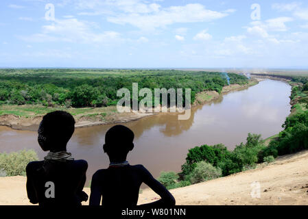 Les femmes avec adornaments Karo traditionnelles donnant sur la rivière Omo, en Ethiopie, en novembre 2014 Banque D'Images
