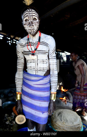 Karo homme avec la peau décorative de la peinture. La tribu Karo, rivière Omo, Ethiopie, Novembre 2014 Banque D'Images