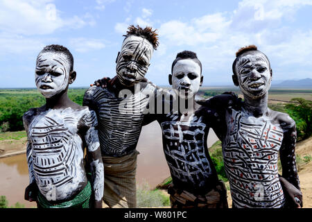 Karo garçons avec peau décorative de la peinture. La tribu Karo, rivière Omo, Ethiopie, Novembre 2014 Banque D'Images