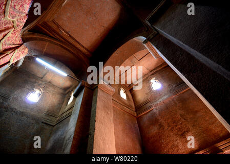 Voir à jusqu'à arches, dans la roche taillée church - Église Bet Giyorgis, Lalibela. UNESCO World Heritage Site. L'Éthiopie, décembre 2014. Banque D'Images