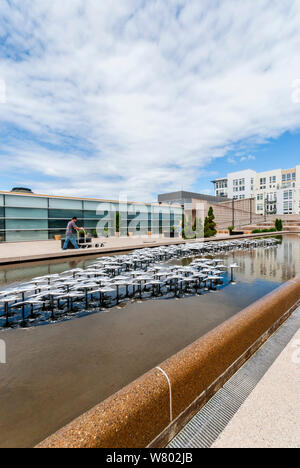 Appartement ou immeuble en copropriété près du Musée du Verre à Tacoma, Washington, reflétant dans l'eau avec le vol d'art la sauvagine. Banque D'Images