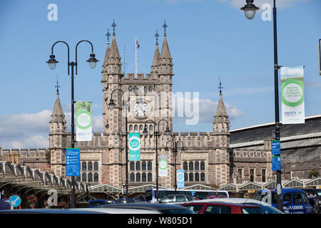 Des bannières pour Bristol capitale verte européenne 2015 en face de la gare Temple Meads de Bristol, Bristol, Angleterre, Royaume-Uni. Août 2015. Banque D'Images