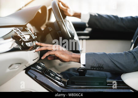 Jeune homme d'évolution des stations de radio de la conduite en voiture Banque D'Images