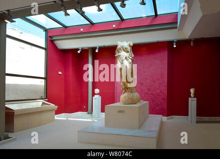 La tête, le grec ancien statue de victoire Nike situé dans bibliothèque d'Hadrien, une partie de l'Agora romaine dans le quartier Plaka d'Athènes, Grèce. Banque D'Images