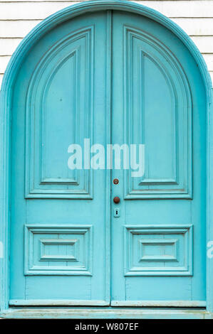 Vieilles portes en bois bleu avec un arc à l'avant d'une vieille église Banque D'Images