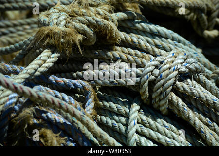 Des paquets de cordes sur un bateau de pêche commerciale dans l'Oregon marina Banque D'Images