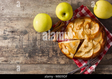 Coupe maison tarte aux pommes sur la table en bois.vue d'en haut. Copyspace Banque D'Images