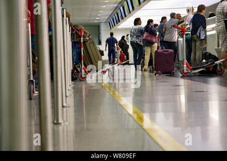 Les gens qui cherchent à l'arrivée à l'aéroport Banque D'Images