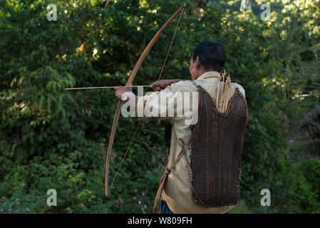 Adi Gallong homme avec arc et flèche. La tribu Adi Gallong. L'Arunachal Pradesh, au nord-est de l'Inde, octobre 2014. Banque D'Images