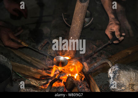 Naga Konyak préparer l'homme à l'opium fumée. Mon district. Le Nagaland, dans le Nord Est de l'Inde, octobre 2014. Banque D'Images